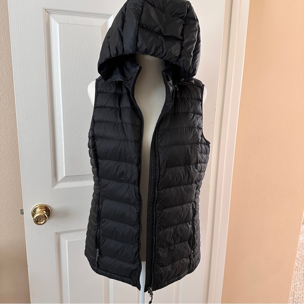Brand : 32 Degrees Heat black vest
black with removable hoodie